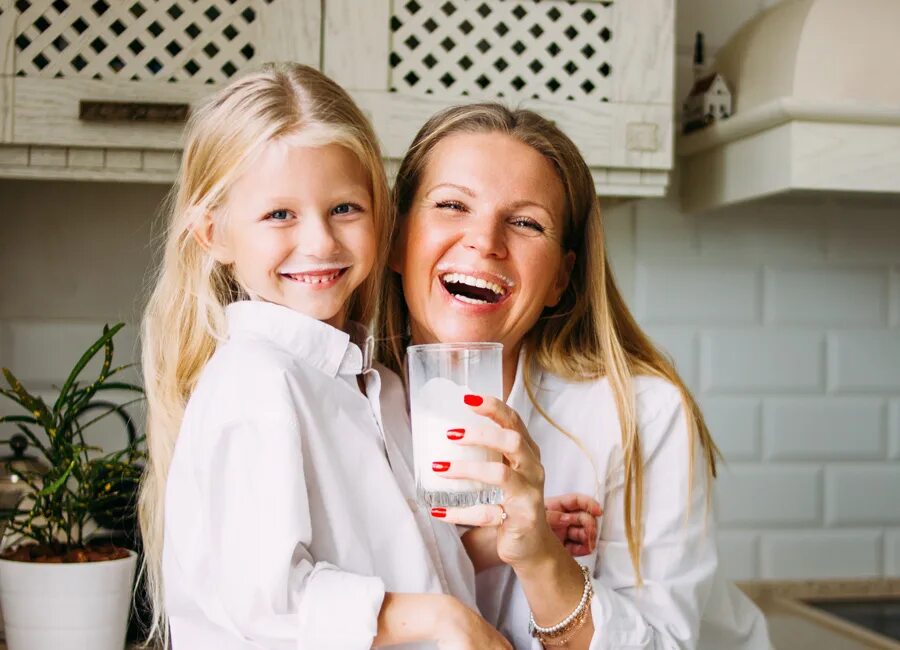 Daughters milk. Дочь Milk. Милк мама. Мама с дочкой пьют молоко. Дочка пьёт мамино молоко.