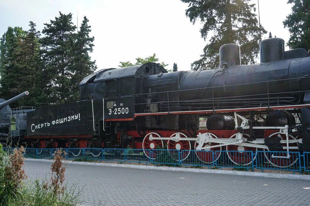 Паровоз эл-2500. Паровоз севастополь. Паровоз севастополь. Памятник бронепоезду железняков севастополь. Паровоз бронепоезда «железняков».