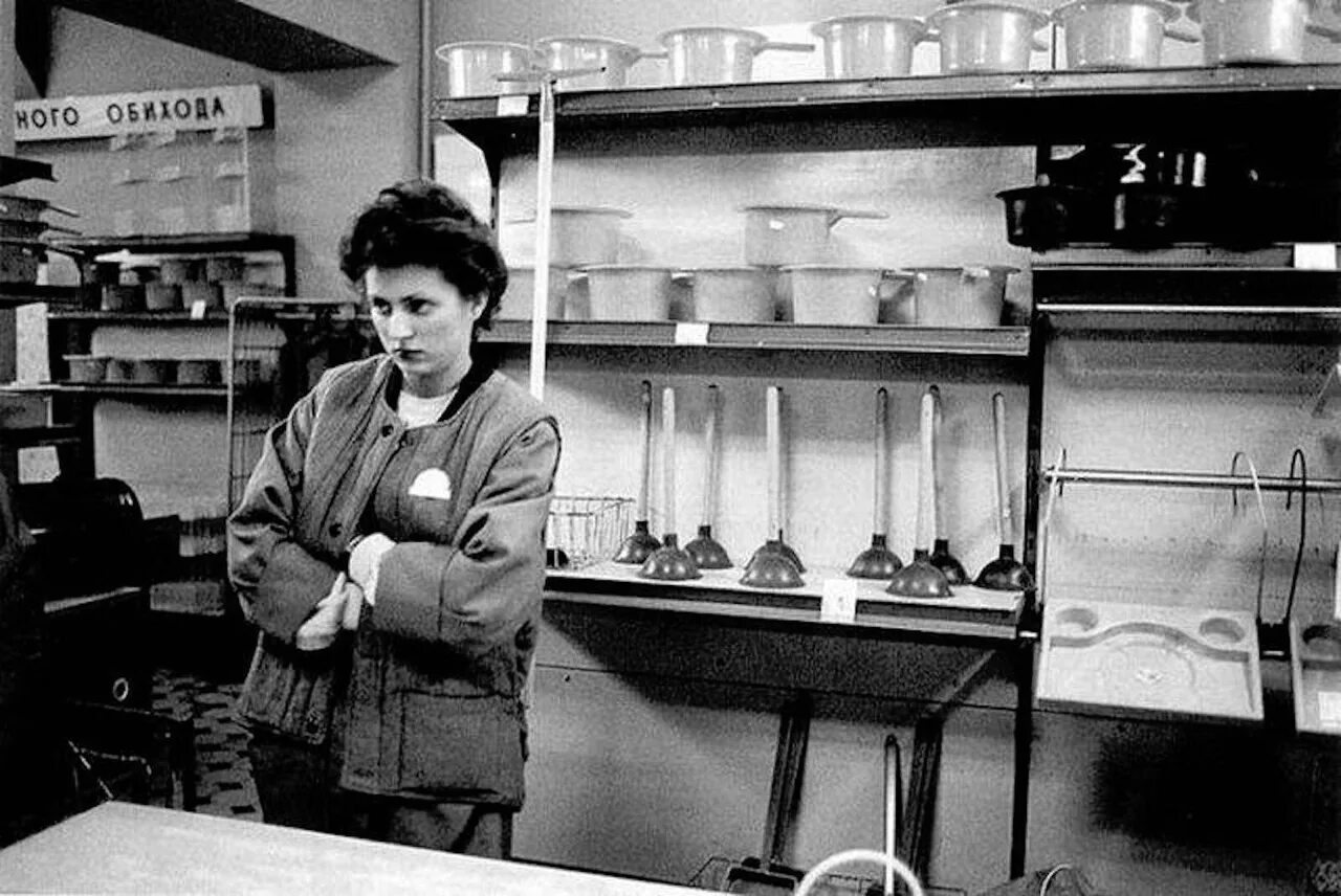 Дефицит продавцов. Товарный дефицит в ссср 80е. ссср 1980 магазины. советский прилавок. прилавки 80-х годов.