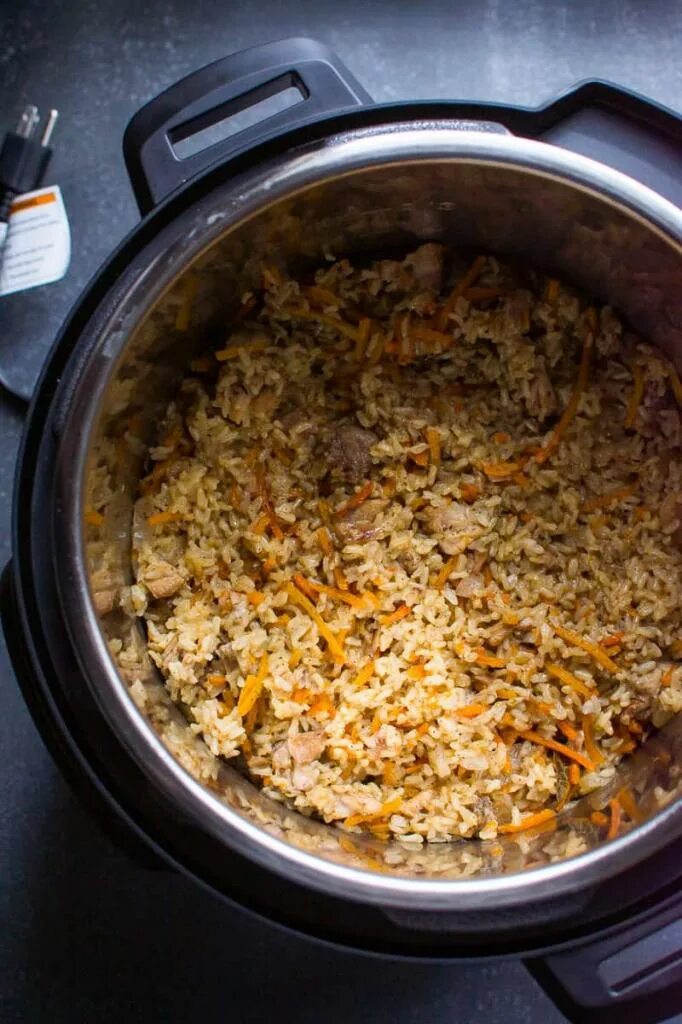 Как готовить плов с курицей в мультиварке. Плов с бурым рисом. рис зирвак. плов с курицей. плов куриный.