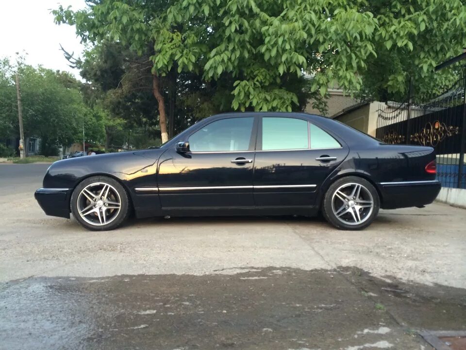 Мерседес e210 на дисках. Диски на мерседес w210. Mercedes benz w210 r17. Мерседес 210 r18. Мерседес w210 brabus.