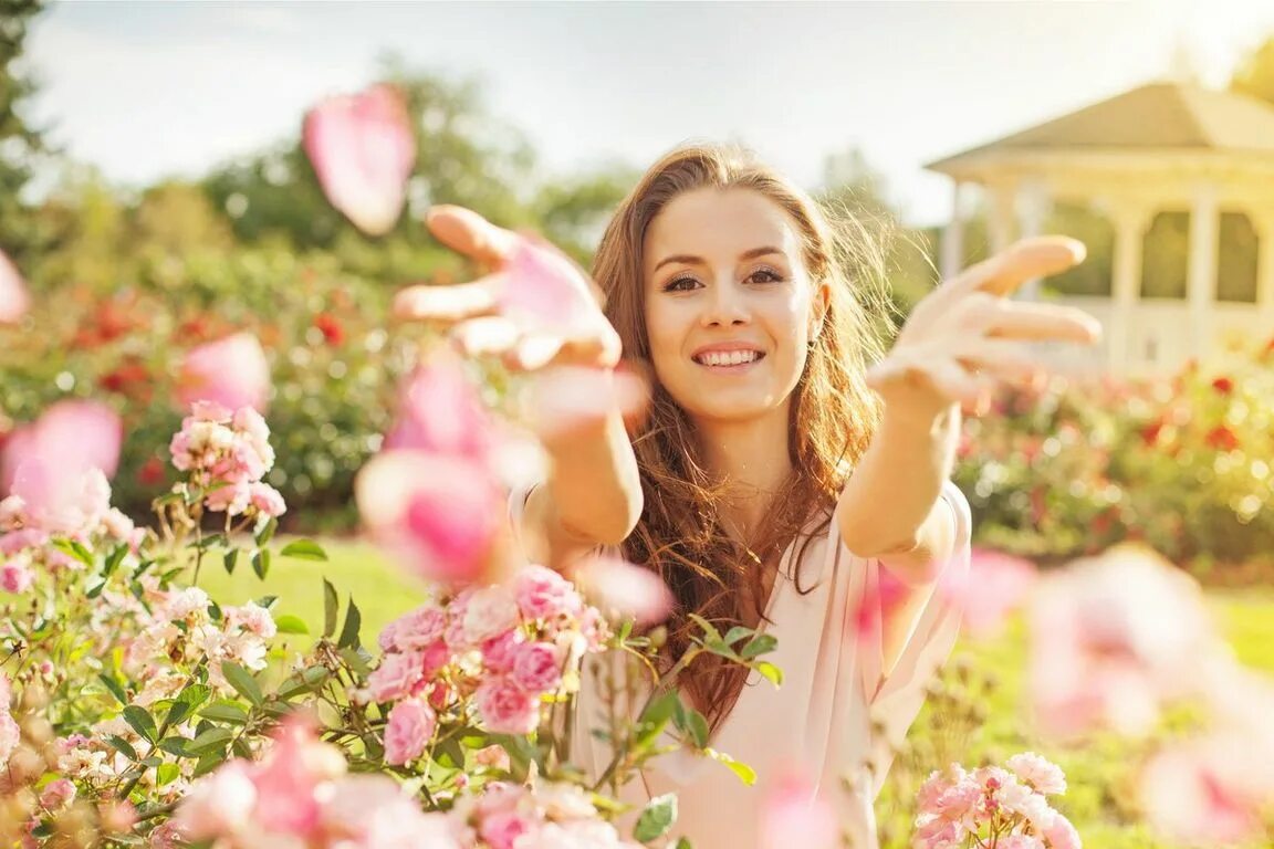 Spring women. Счастливая женщина. Счастливая девушка. Позитивная девушка. Красивая радостная девушка.