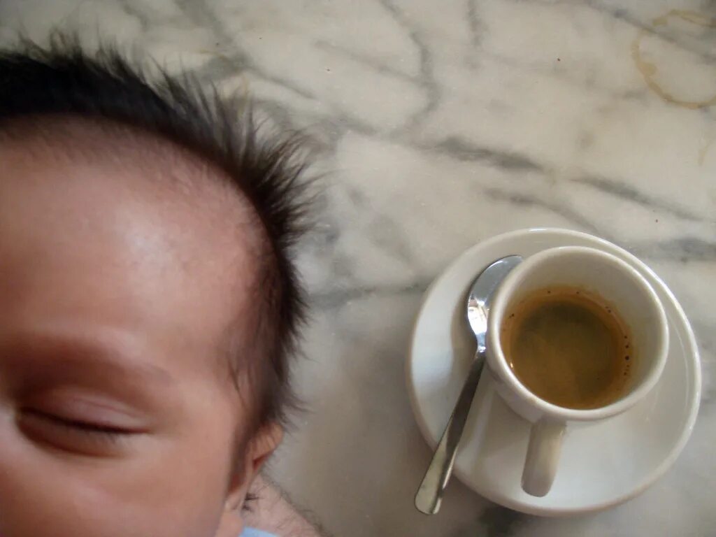 Пила кофе при гв. Кофе на грудном вскармливании. Кофеманка фото. Кофе с грудным молоком. Кофе кормящей маме.