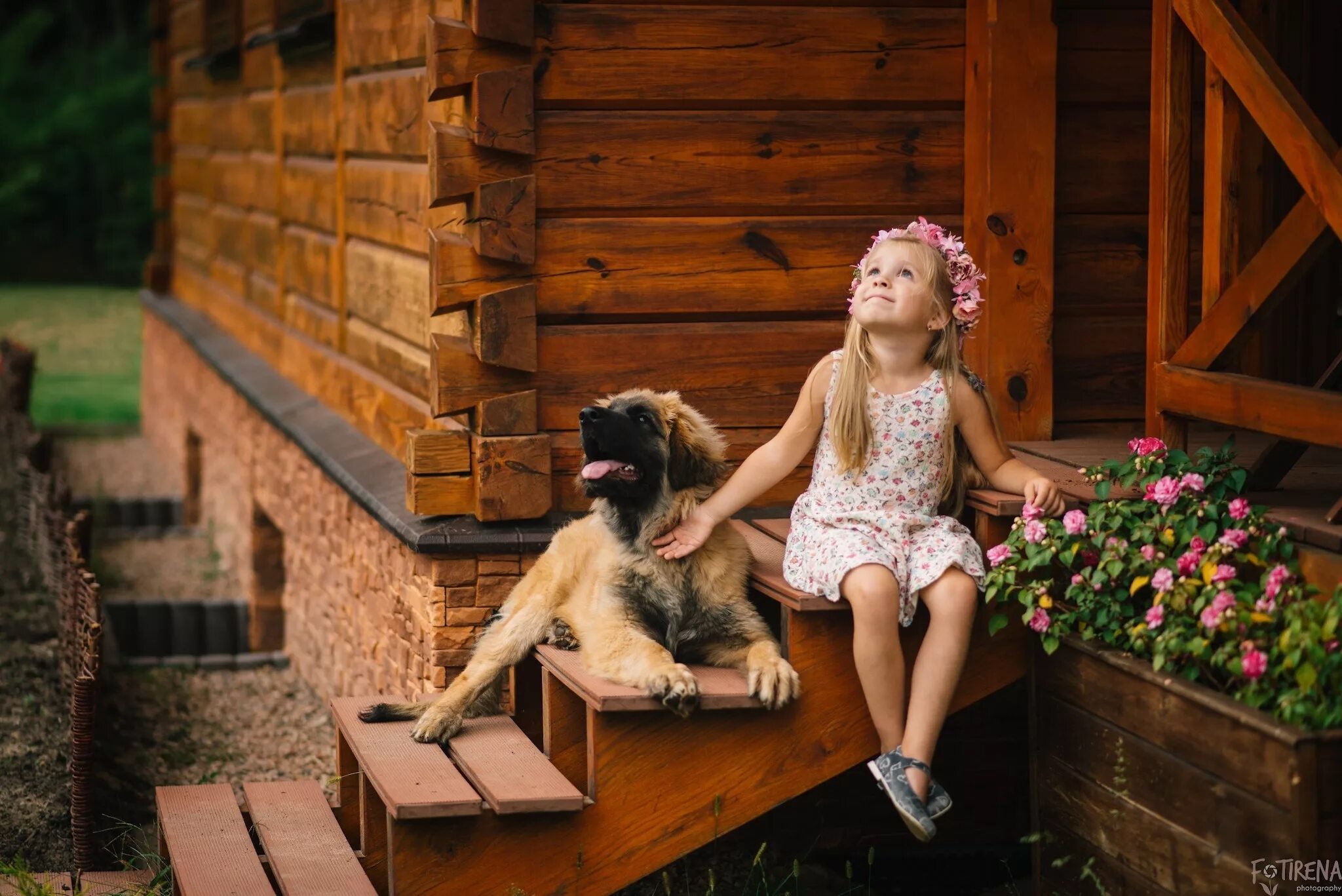Девочка. Девушка в платье босиком дома. Для детей. Девочка р дом. Радостные дети.