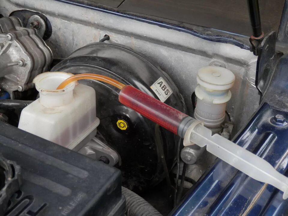 Замена тормозной жидкости нужно ли. Kia Sportage 3 бачок тормозной жидкости. Duster 2020 тормозная жидкость. Киа Спортейдж бачок тормозной жидкости. Тормозной бачок Киа спектра.