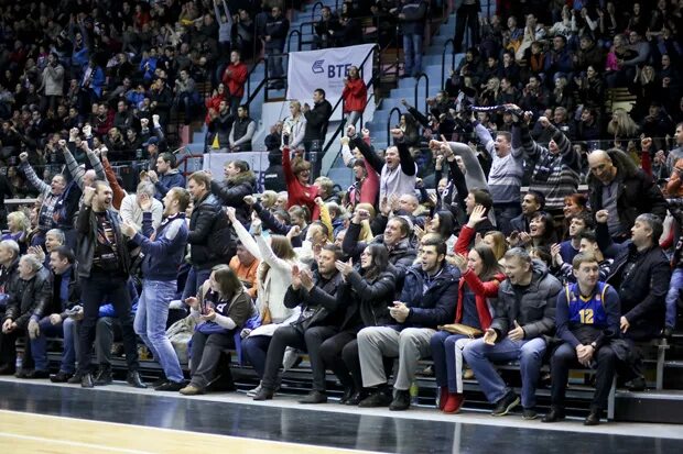 группа болельщиков бк автодор. автодор болельщики. зрители на соревнованиях. автодор рэп. кепка автодор.