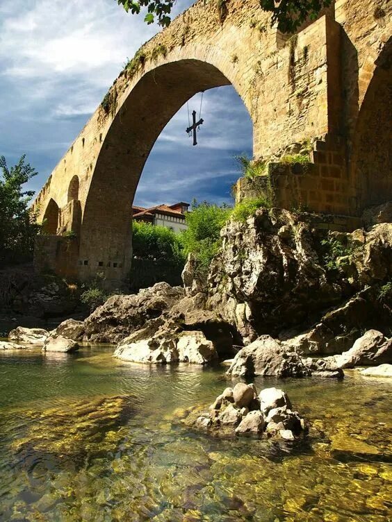 Кангас. Кангас де Онис. Cangas de Onis Испания. Астурия Испания. Мосты Испании.