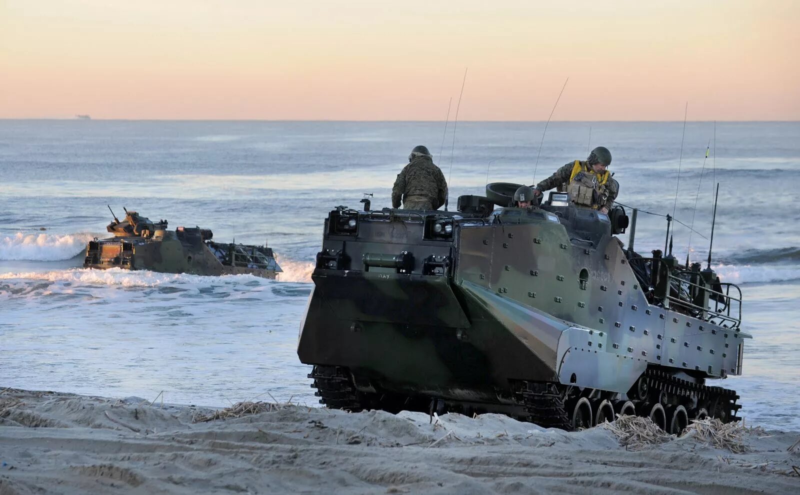 Амфибия aav7. Aav7 бронетранспортёр. Aav7 бронетранспортёр. Амфибия сша. Амфибия aav7.