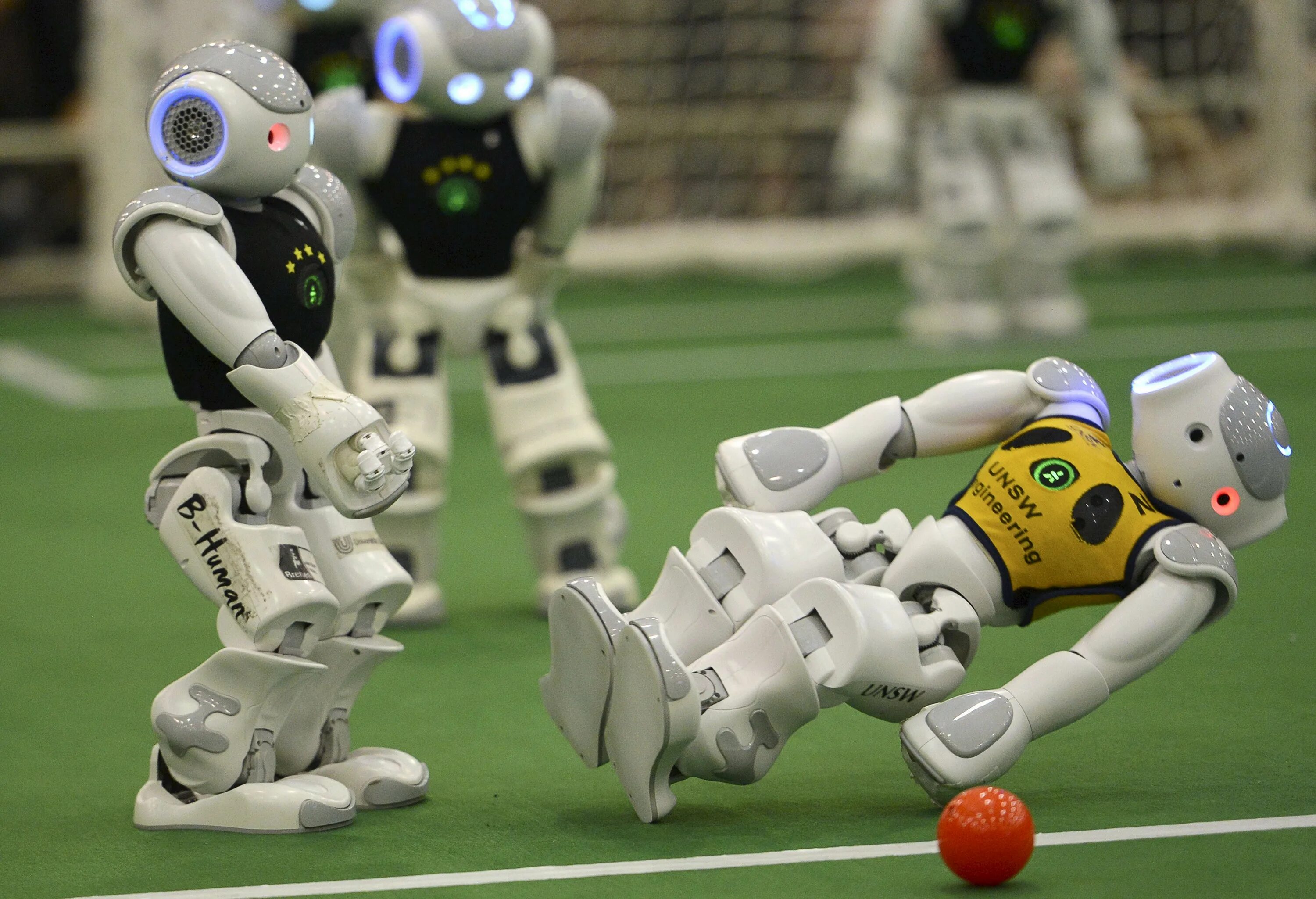 Футбол роботов. Робот "футболист". Футбол робототехника. Роботы играющие в футбол.