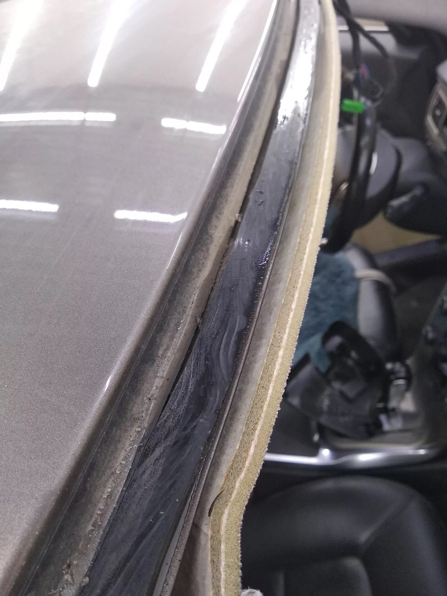 Вклейка лобового стекла на машину. Замена лобового стекла тойота королла 12 поколения. Резина лобового стекла виндом 21. Переклейка лобового стекла. Переклейка оснастки лобового стекла.