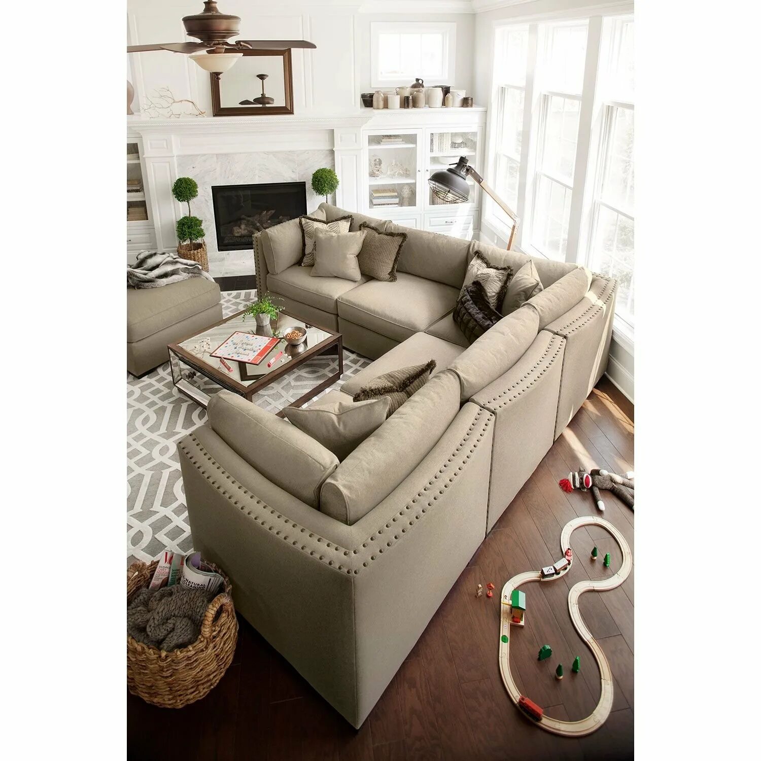 Расположение дивана в гостиной. Пуфы для гостиной. Расстановка мягкой мебели в гостиной. Расстановка диванов. Модная мягкая мебель.