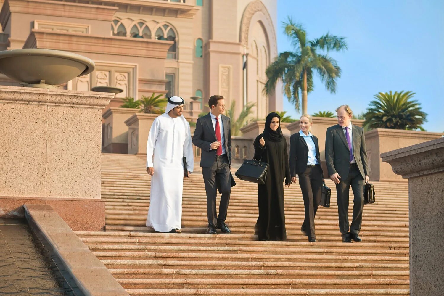 На каком говорят в оаэ. Трансфер абу даби дубай. На каком говорят в оаэ. Дорожные знаки в эмиратах. Доха катар.