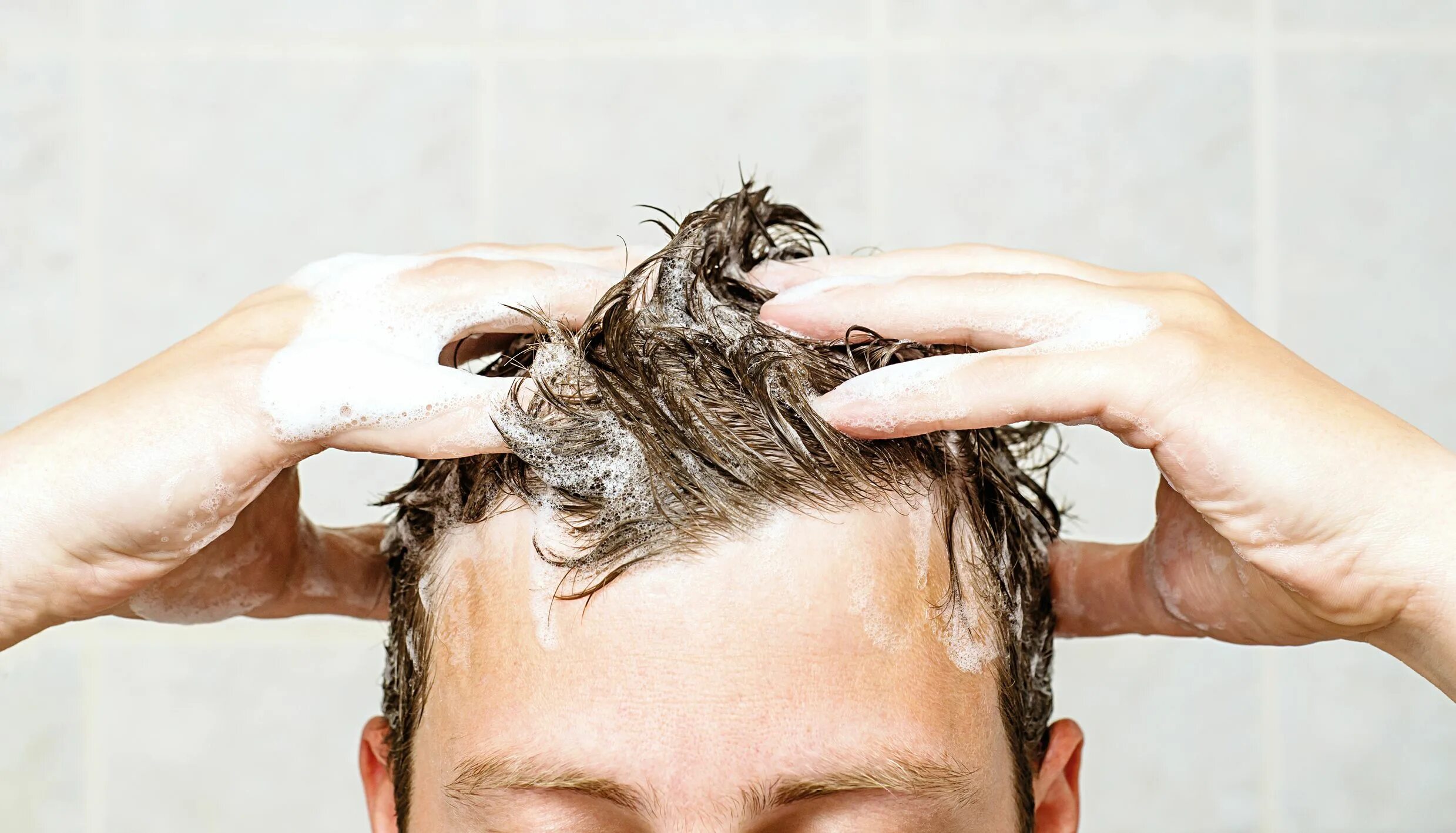 Маски на чистые волосы. Мужчина моет голову. Мытье головы. Мытье головы мужчине. Мытье волос мужчина.