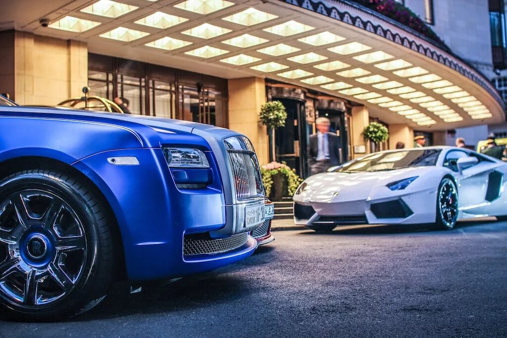 Gold rolls royce and lamborghini. Rolls royce lamborghini. Роллс ройс арабского шейха. Ламборгини и роллс ройс. Роллс ройс авентадор.