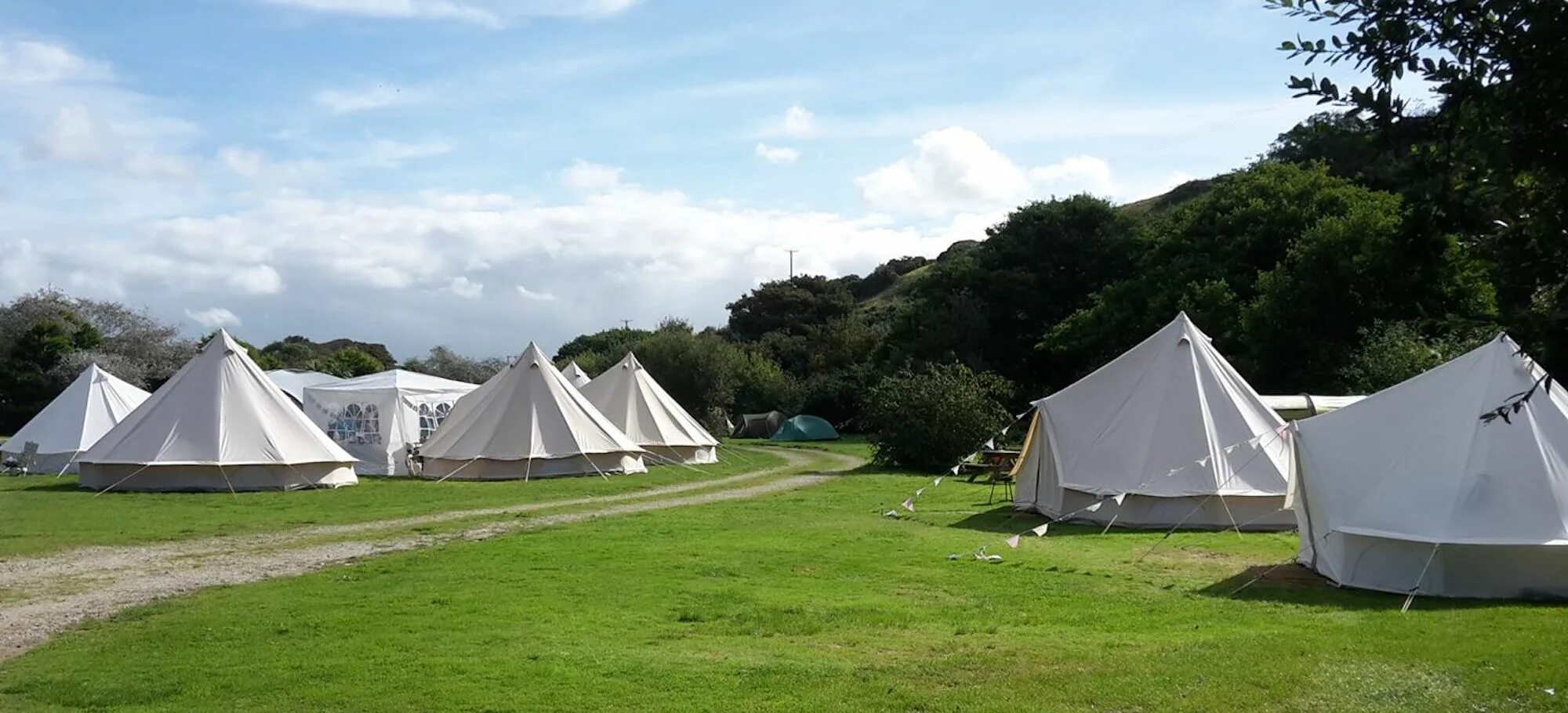 Килиманджаро поход. Camp valley палатки. Camp valley палатки. Camping tent is natural sunny. Обои палатка.