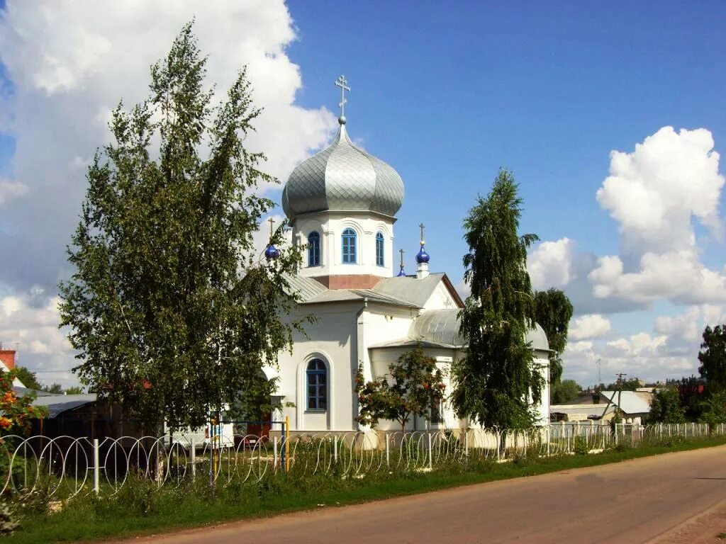 Новосемейкино самара. Храм в Новосемейкино Самарской. Поселок Новосемейкино Самарской области. Памятники в Новосемейкино. Храм Косьмы и Дамиана в селе большой Вьяс.