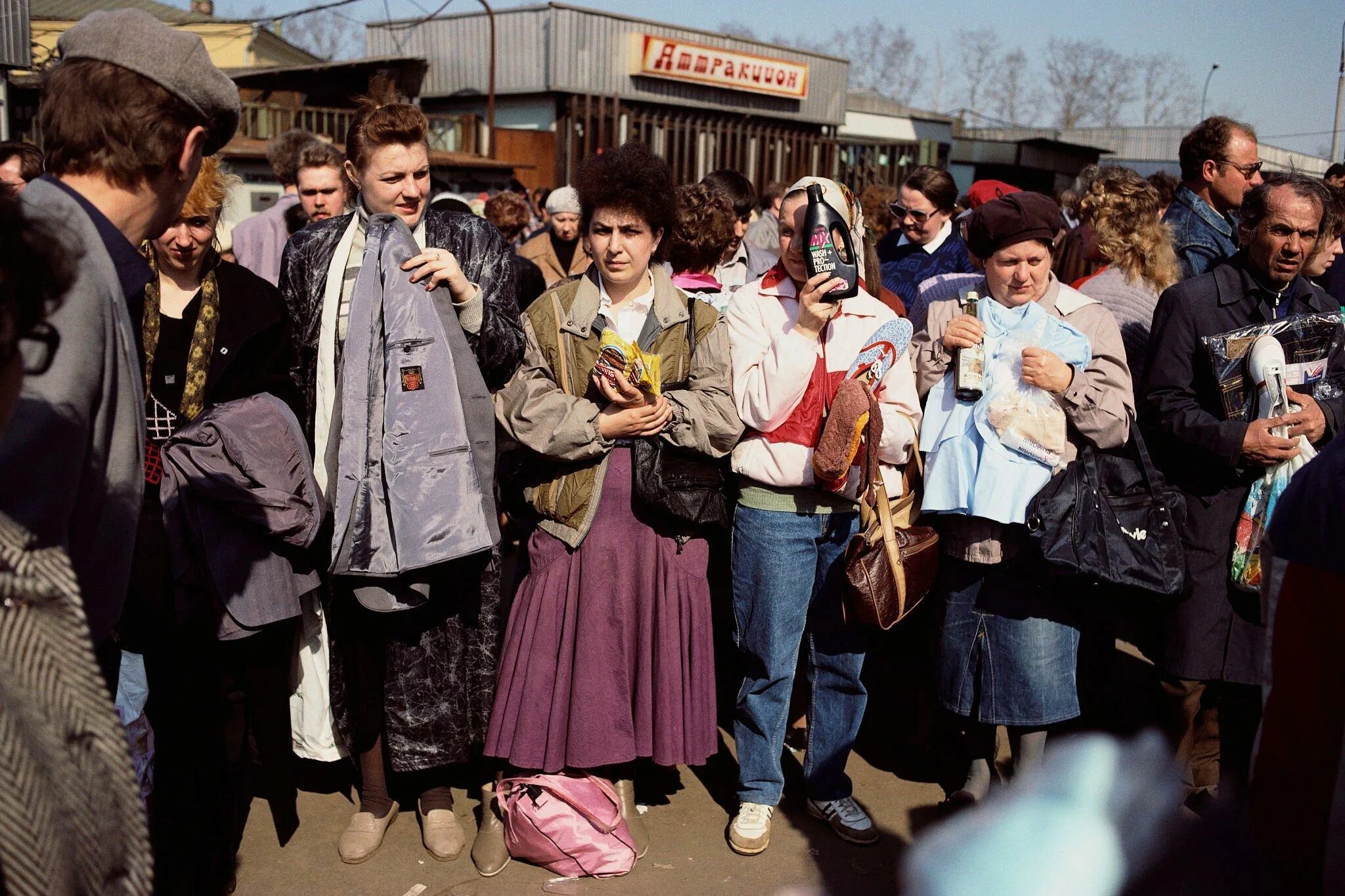 Отношения людей в ссср. Рижский рынок в 90-е годы. Рижский рынок Москва 90. Москва 90-х уличная торговля. Рижский рынок в 90-е.