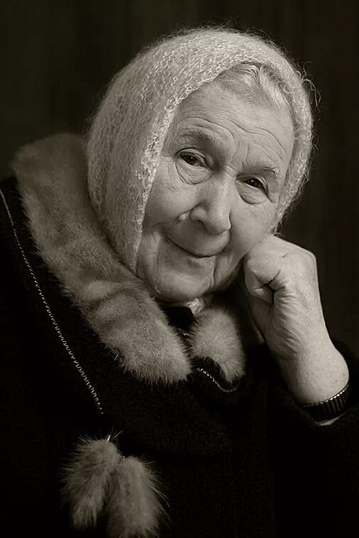 Бабушка черных чулках. Портрет пожилой женщины. Бабушка фотопортрет. Портрет бабушки. Фотопортреты старух.