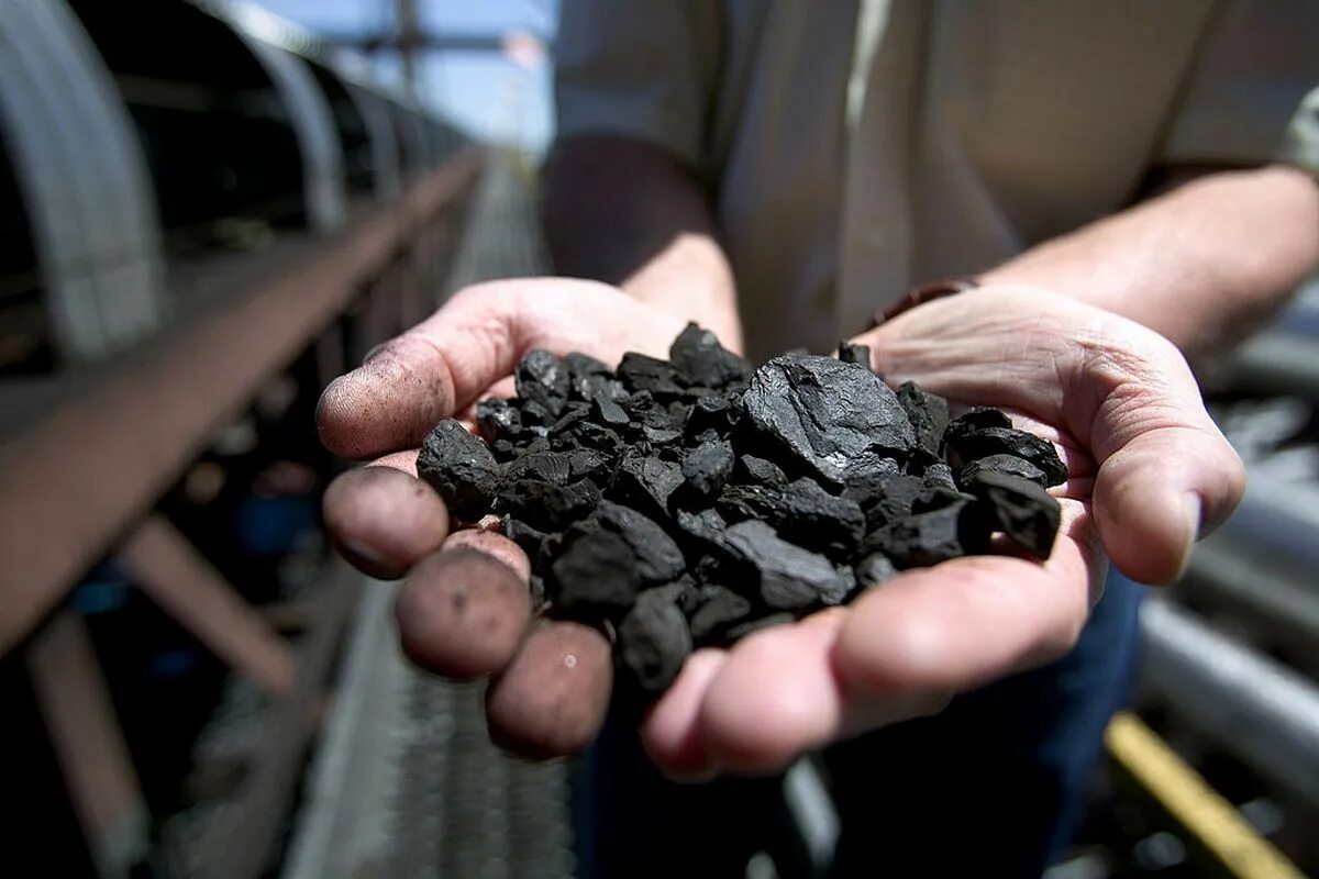 Угольная промышленность. Каменноугольная промышленность. Уголь в промышленности. Угольная промышленность сырье.