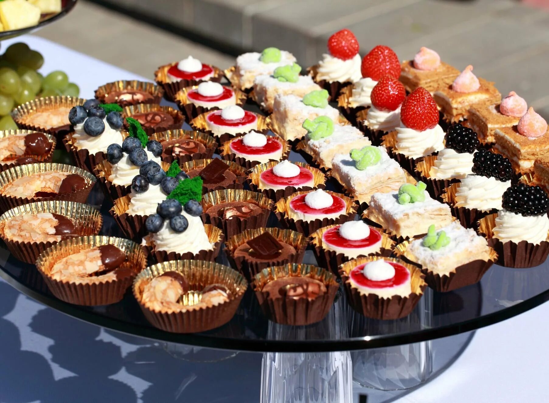 красивые сладости.