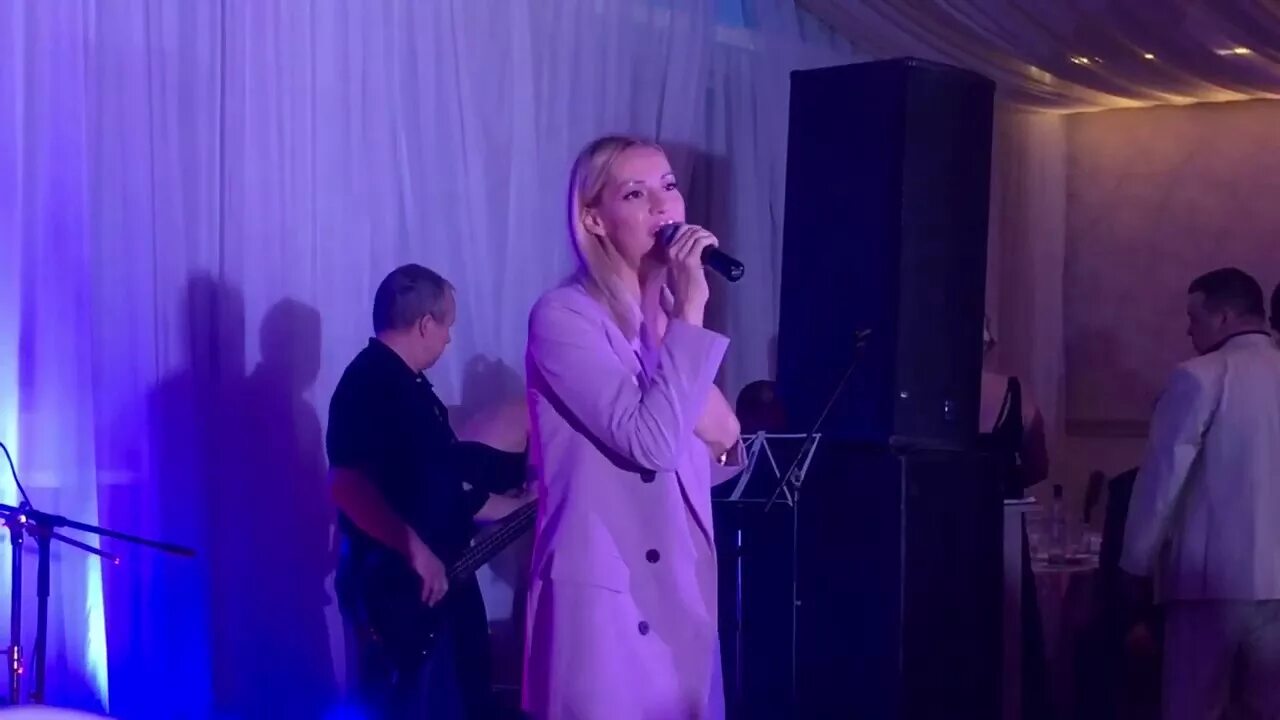 Бэк вокал михаила круга. Бэк вокалистка круга. Елена ливадняя певица. Бэк вокалистка круга светлана. Тернова бэк вокалистка круга.