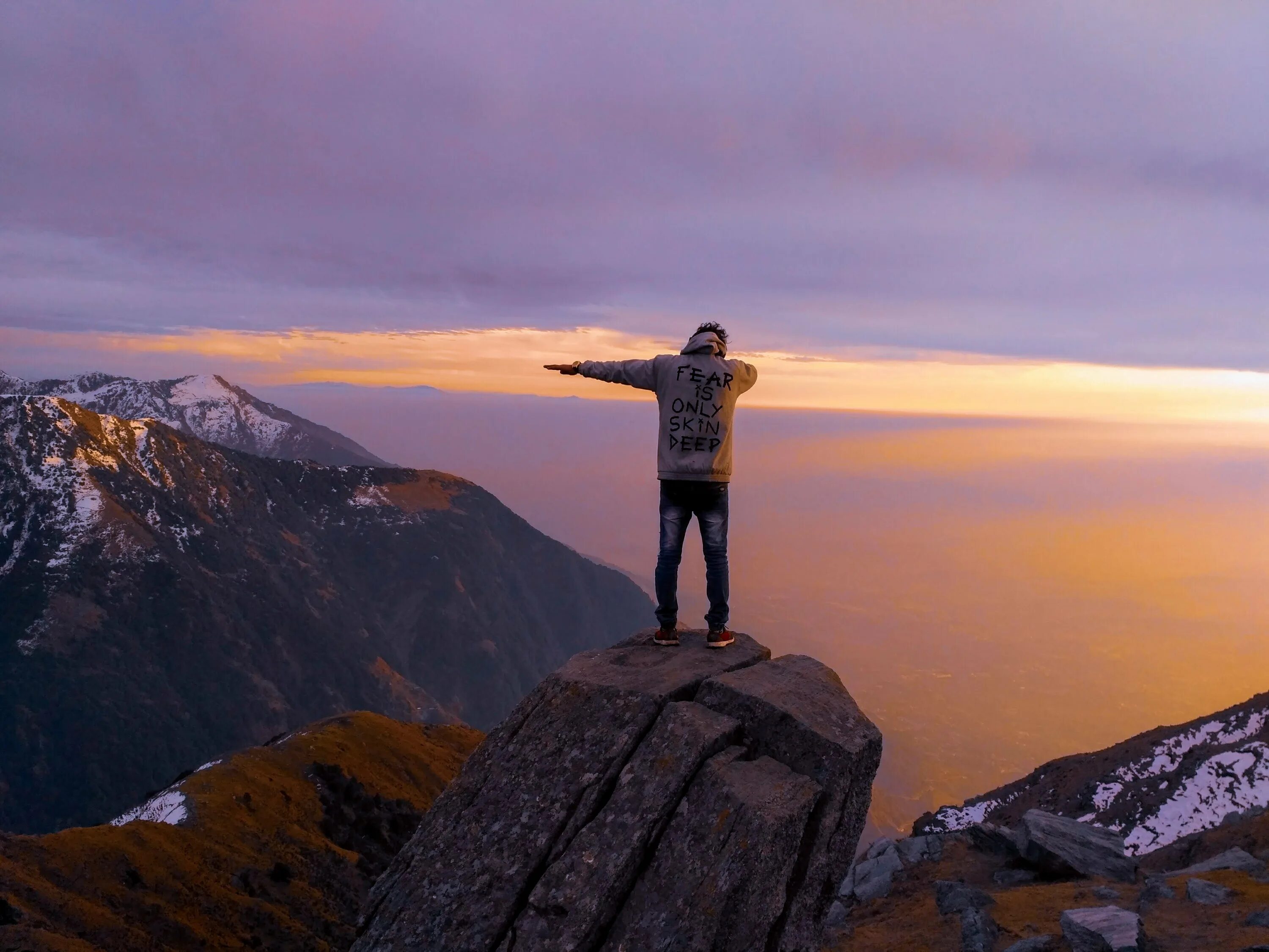 Горе картинки. Мужчина в горах. Man in Mountains. Вижентас Евгений. Man looks Sunset Mountains.