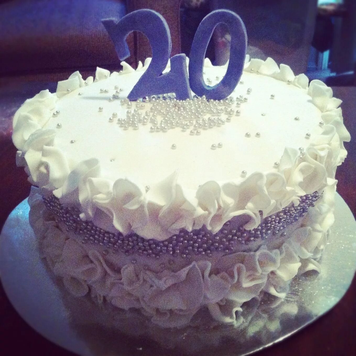 Торты на день рождения девушке 20. Торт для девушки. Украшение торта на 20 лет девушке. Торт 25 лет девушке красивый. Тортик на день рождения девушке 20 лет.