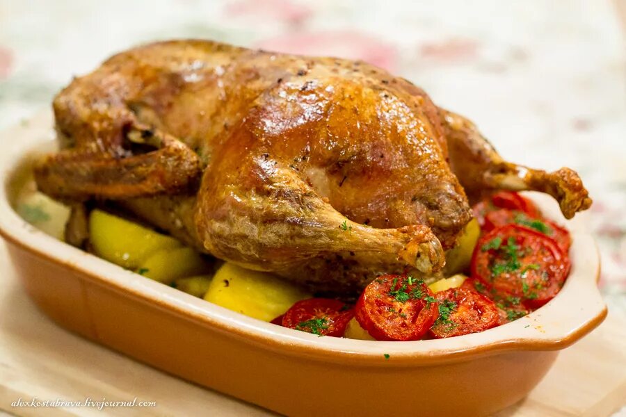 Утка фаршированная яблоками. Утка запеченная в духовке. Утка в аэрогриле кусочками. Утка видео рецепт. Маринад для утки с майонезом и горчицей.