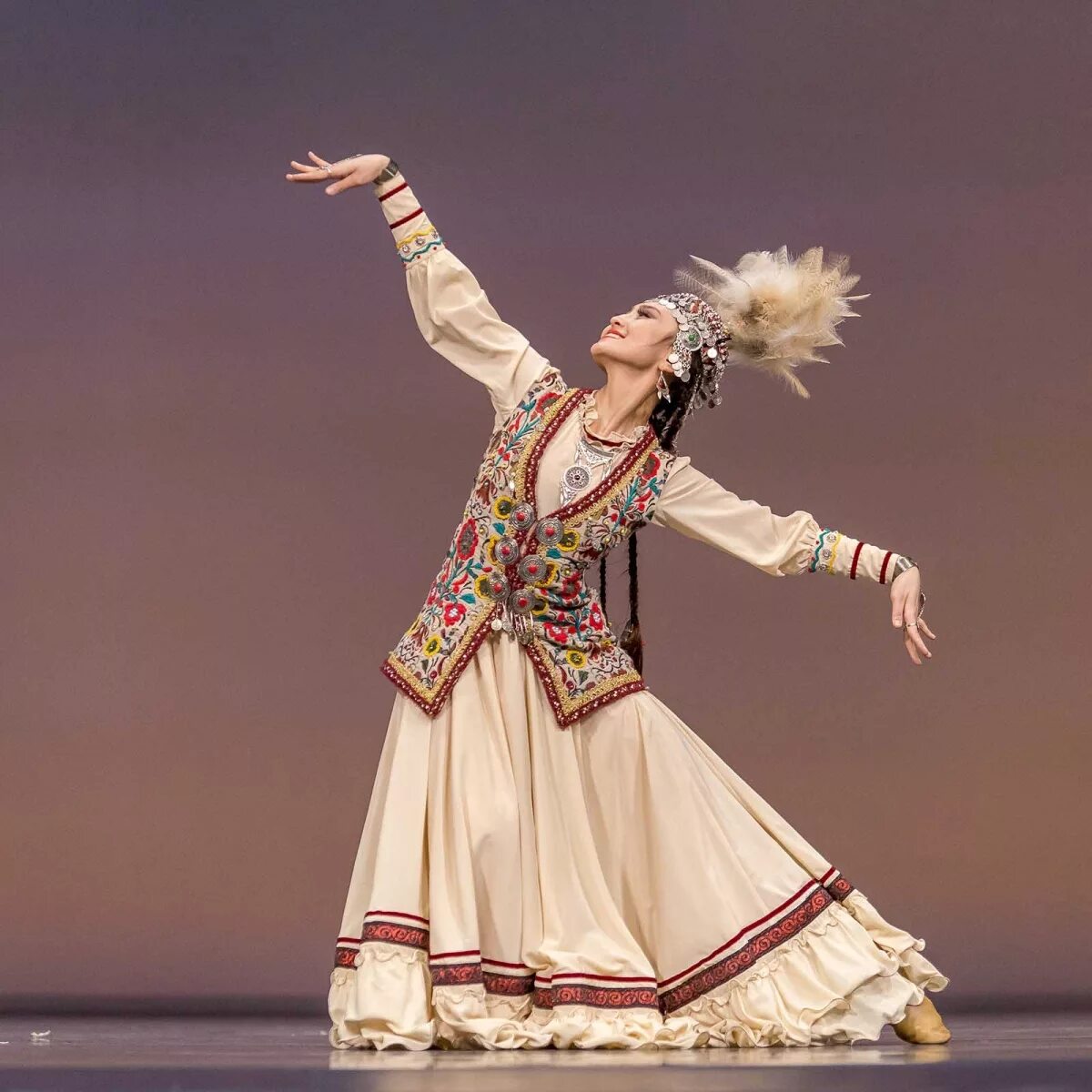 Казахский Тане. Казахский танец. Казахский танцевальный костюм. Казахские национальные танцы.