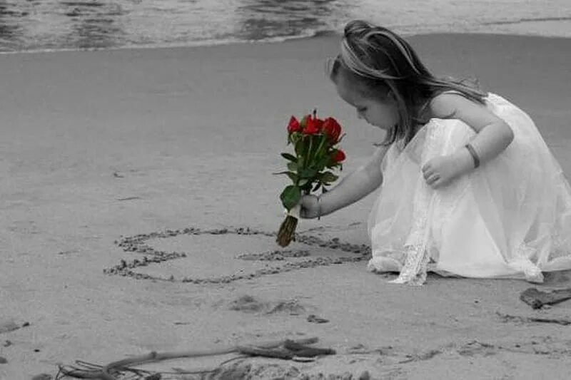 Любовь там где цветы живет. Дети с цветами. Стереть из своей жизни ничего нельзя но дорисовать-то можно картинки. Стереть из своей жизни. Цветы - больше жизни.