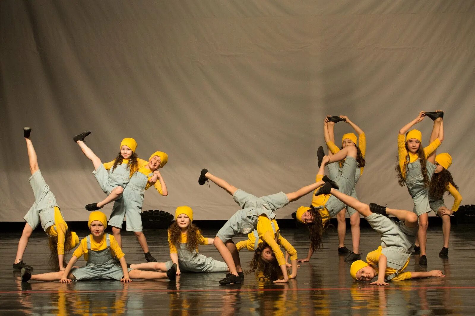 Творческие танцевальных коллективов. Современные танцы. Современный эстрадный танец. Костюм для современного танца. Костюм для современной хореографии.