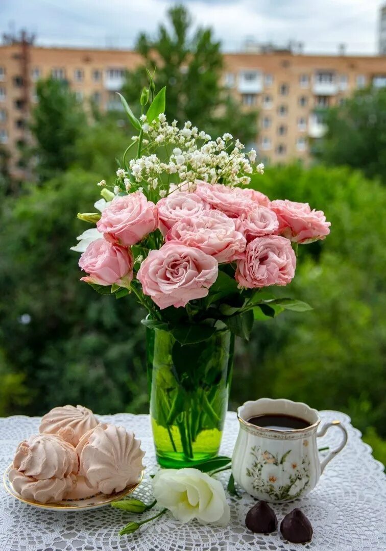 Прекрасного утра с цветами. Утренние цветы. Кофе и цветы. Нежный букет. Утренний букет.