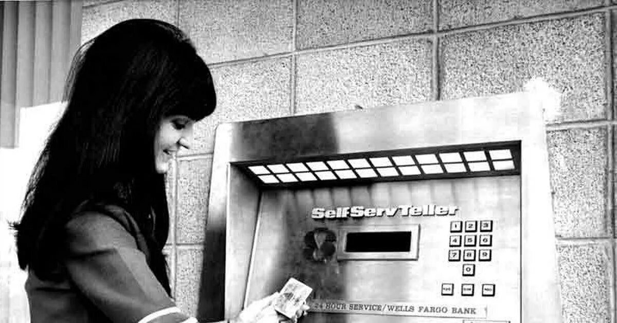 First atm. Первый в мире Банкомат 1967. Лютер Джордж СИМДЖЯН. Джордж СИМДЖЯН Банкомат. Самый первый Банкомат.