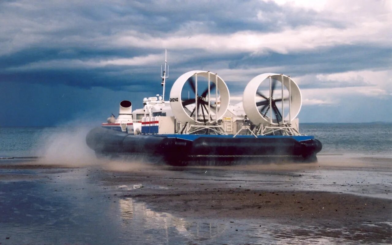 Судно на воздушной подушке Hovercraft. Судно на воздушной подушке Бирюса. СВП ховеркрафт. Воздушная подушка транспорт. Сухопутный и водный промысел