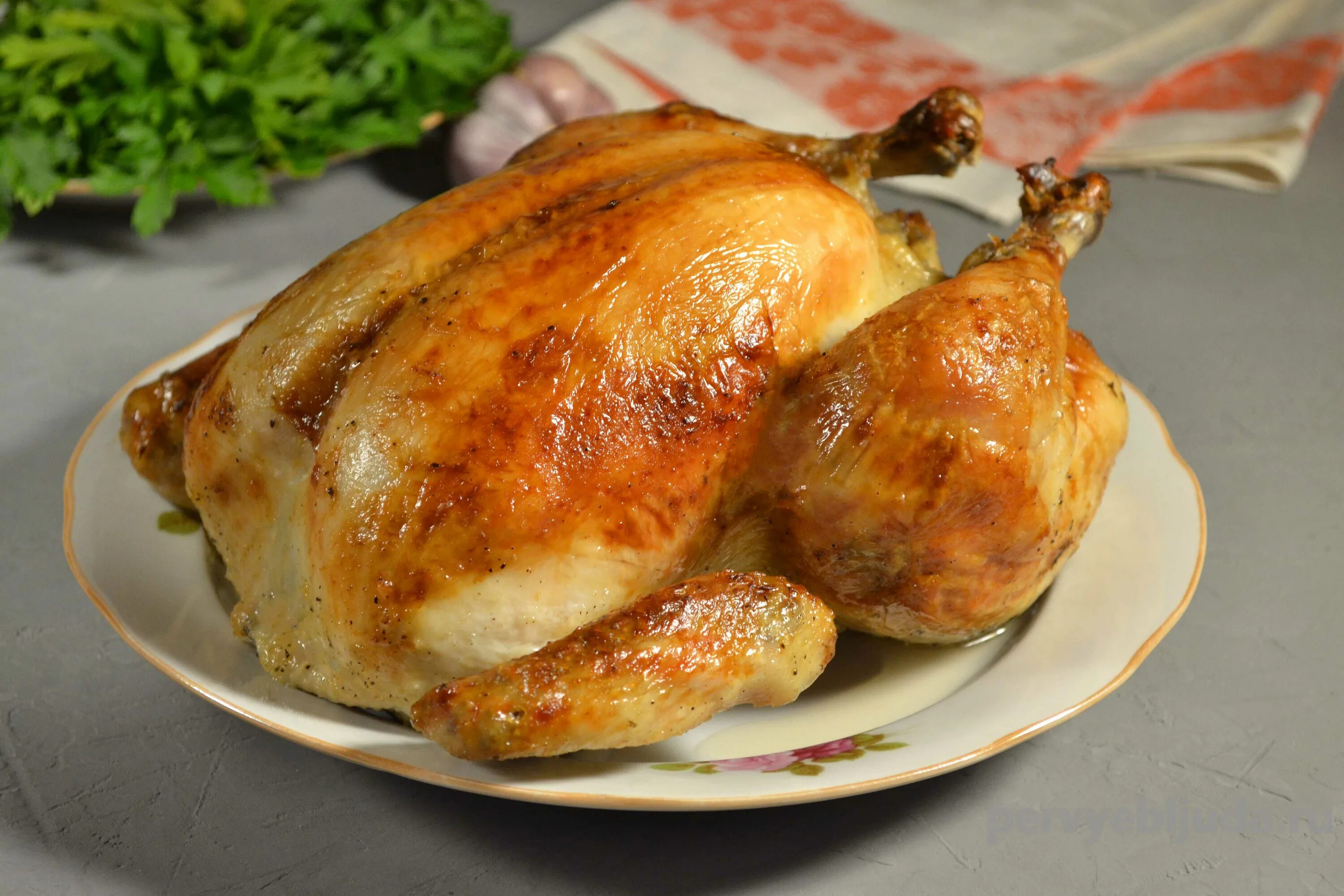 Рецепт жареной кур в. Курица в духовке. Курица приготовленная. Запеченные с курочкой. Курица запеченная в духовке.