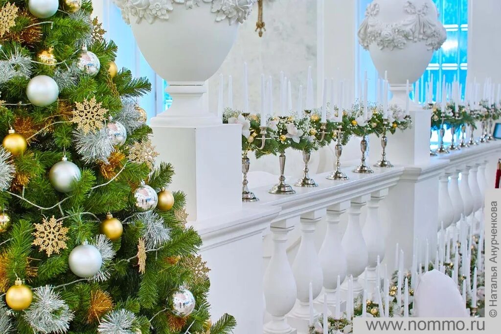 Новогоднее украшение барной стойки. Украшение на новый год для предприятия. Новогодний декор. Описание нового года оформление. Украшение дома на новый год.
