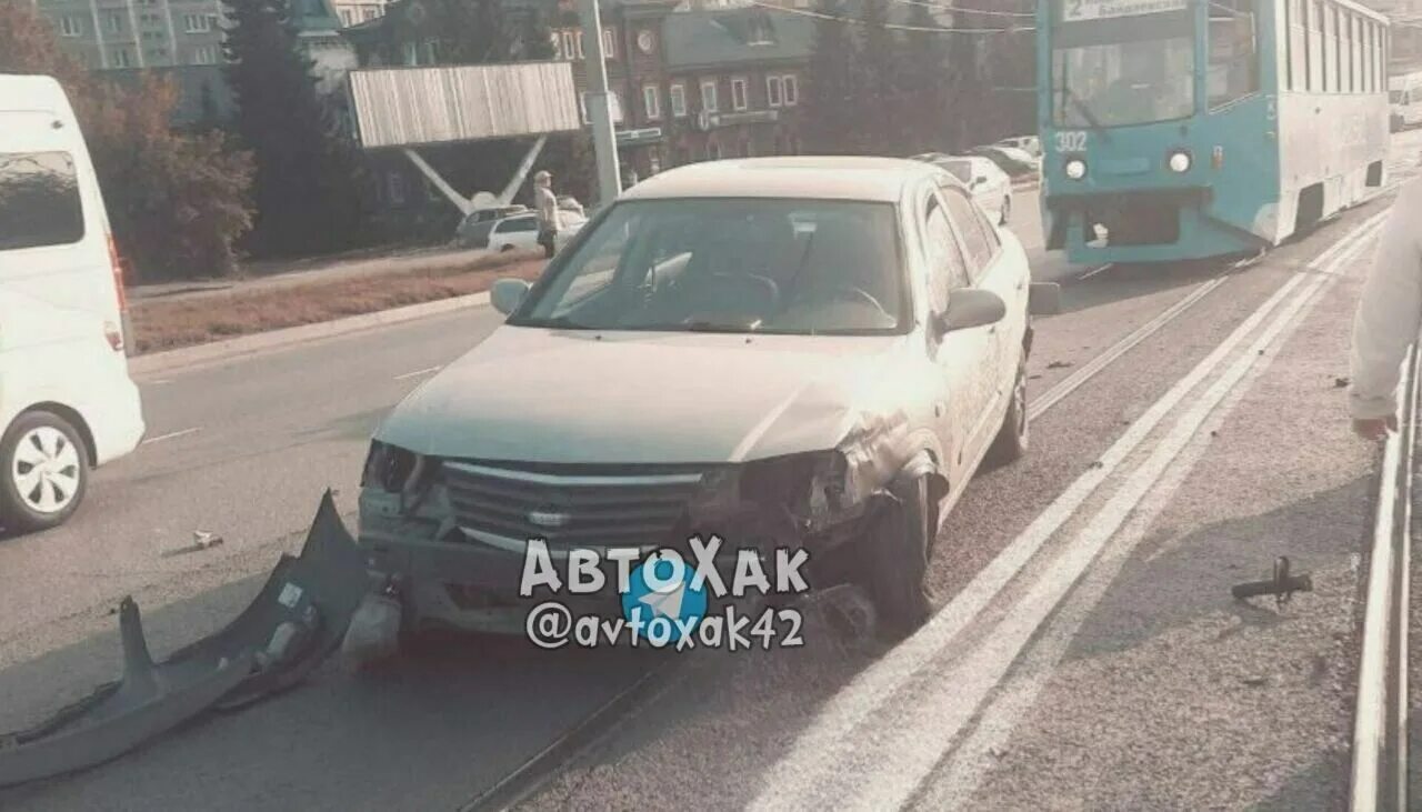 Аварии дтп новокузнецк 2023. Глупое дтп ниссан ванет в столб. Автохак новокузнецк дтп. Автохак новокузнецк дтп. Тупые аварии с блондинками.