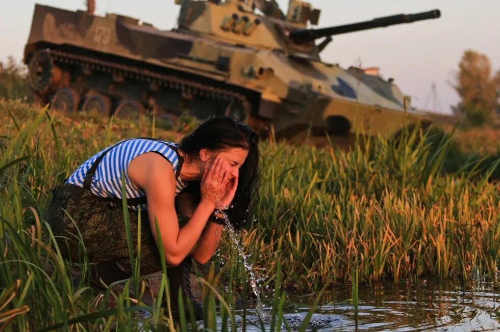 Слова жен военных. Женщины военные. Женщины в армии. Девушка солдат. Красивые женщины военные.