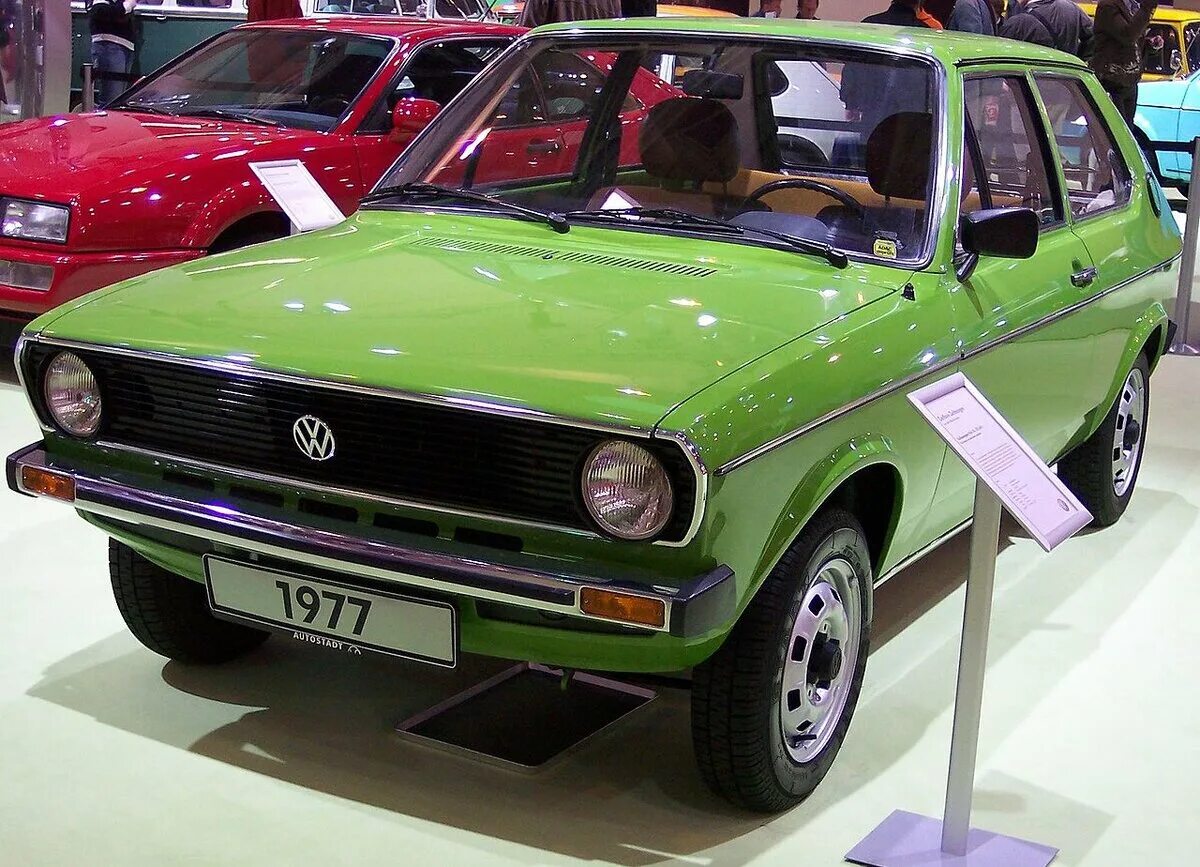 Vw polo mk1 1981. Фольксваген поло 1 поколение. Фольксваген поло 4 поколения. Фольксваген поло 1 поколение. Volkswagen polo 1 поколение.