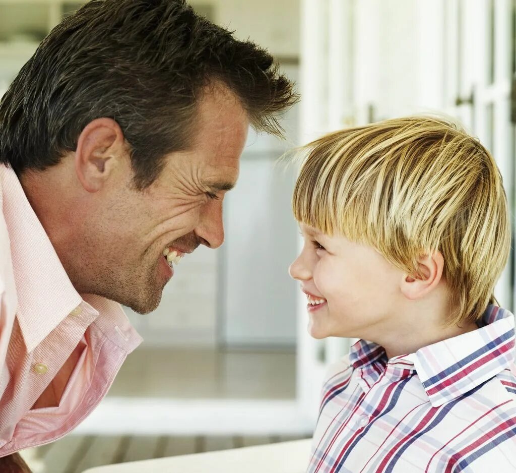 Анекдот молись и кайся про бабушку. Как с сыном обращалась. Как с сыном обращалась. Как с сыном обращалась. Папа учит сына бриться.