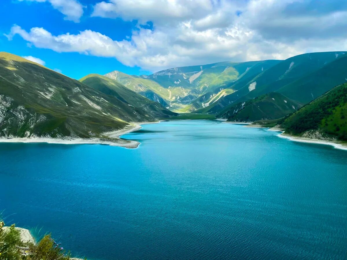 Озера чеченской республики. Озеро Кезеной-ам Чеченская Республика. Грозный озеро Кезеной. Озеро казино ИАМ Чеченская Республика. Кезеной ам Грозный.
