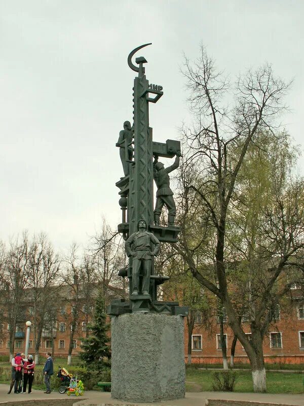 Узловая труд. Памятники г узловая тульская область. Сквер имени завенягина узловая. Сквер шахтеров узловая. Узловая труд.