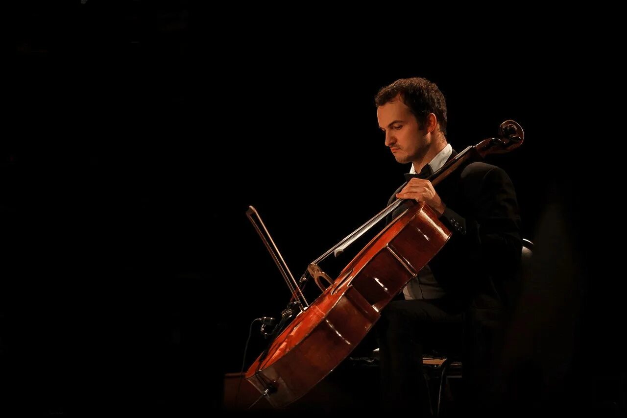Топ 5 виолончелистов 2022. Виолончелисты rockcellos. Концерт виолончелистов. Виолончелист в оркестре. Виолончель в белом зале.