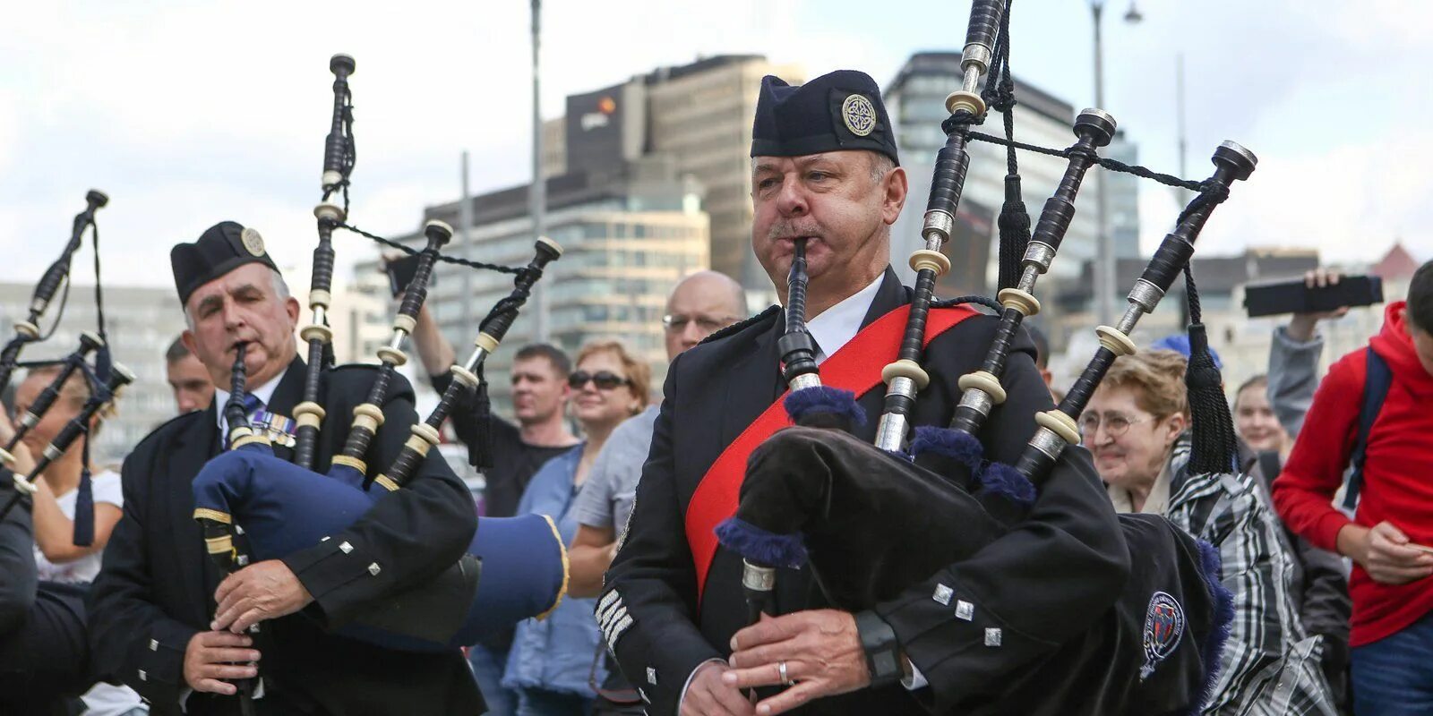 Оркестр волынщиков. Шотландский оркестр волынщиков марш. волынщик великобритании.