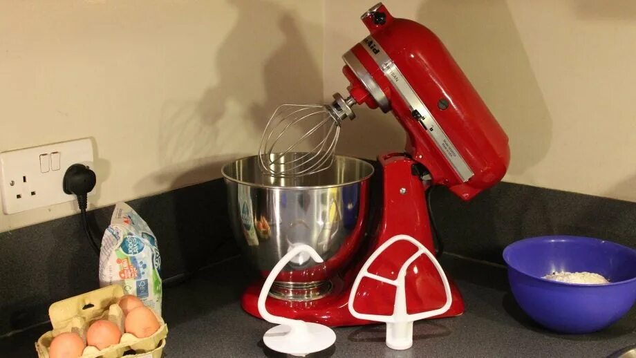 Миксер кухонный как выбрать правильно. Миксер планетарный бытовой kitchenaid 5ksm125eer. миксер mxs-596. kitchenaid 5ksm125eer artisan. миксер на столе.