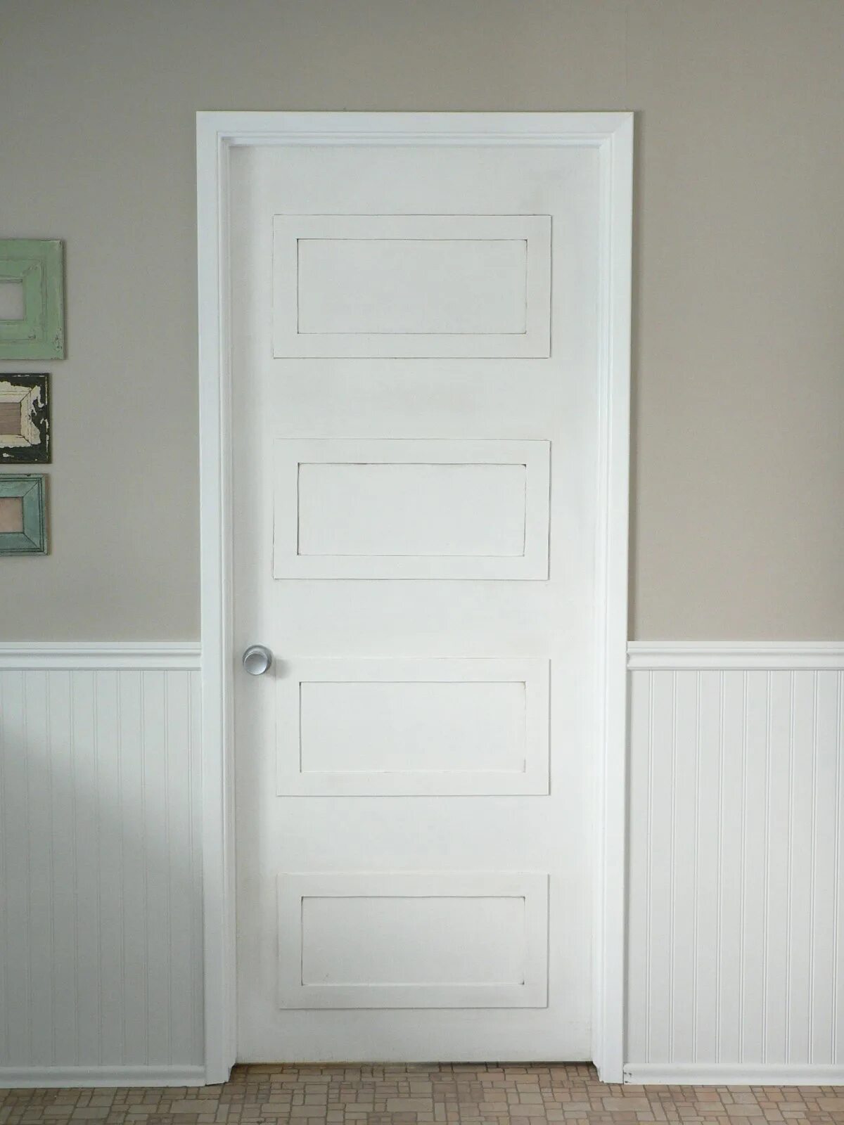 Flat door. Молдинг на двери межкомнатные. Декорирование двери молдингом. Белая дверь с молдингом. Декор старой белой двери.