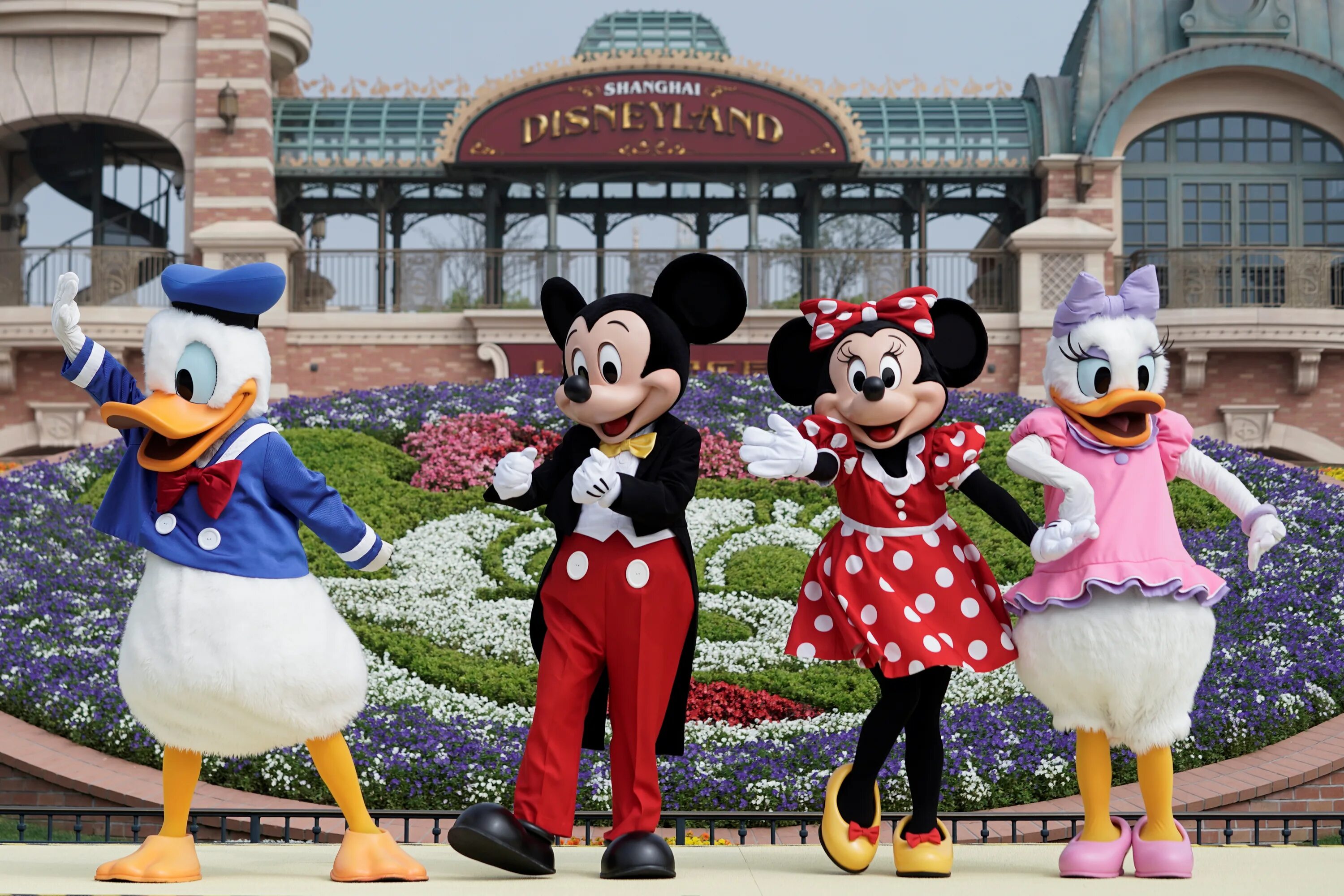 Диснейленд париж уолт дисней. Ростовые куклы уолт дисней. Disneyland hong kong shop. Микки и минни диснейленд. Парад дисней.