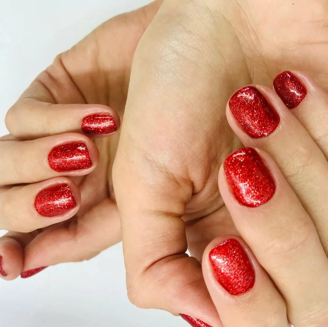 Красный маникюр на короткие ногти. Очень короткий красный маникюр. Очень короткие красные ногти. Красный маникюр на короткие круглые ногти. Коротниуие красные ногти.