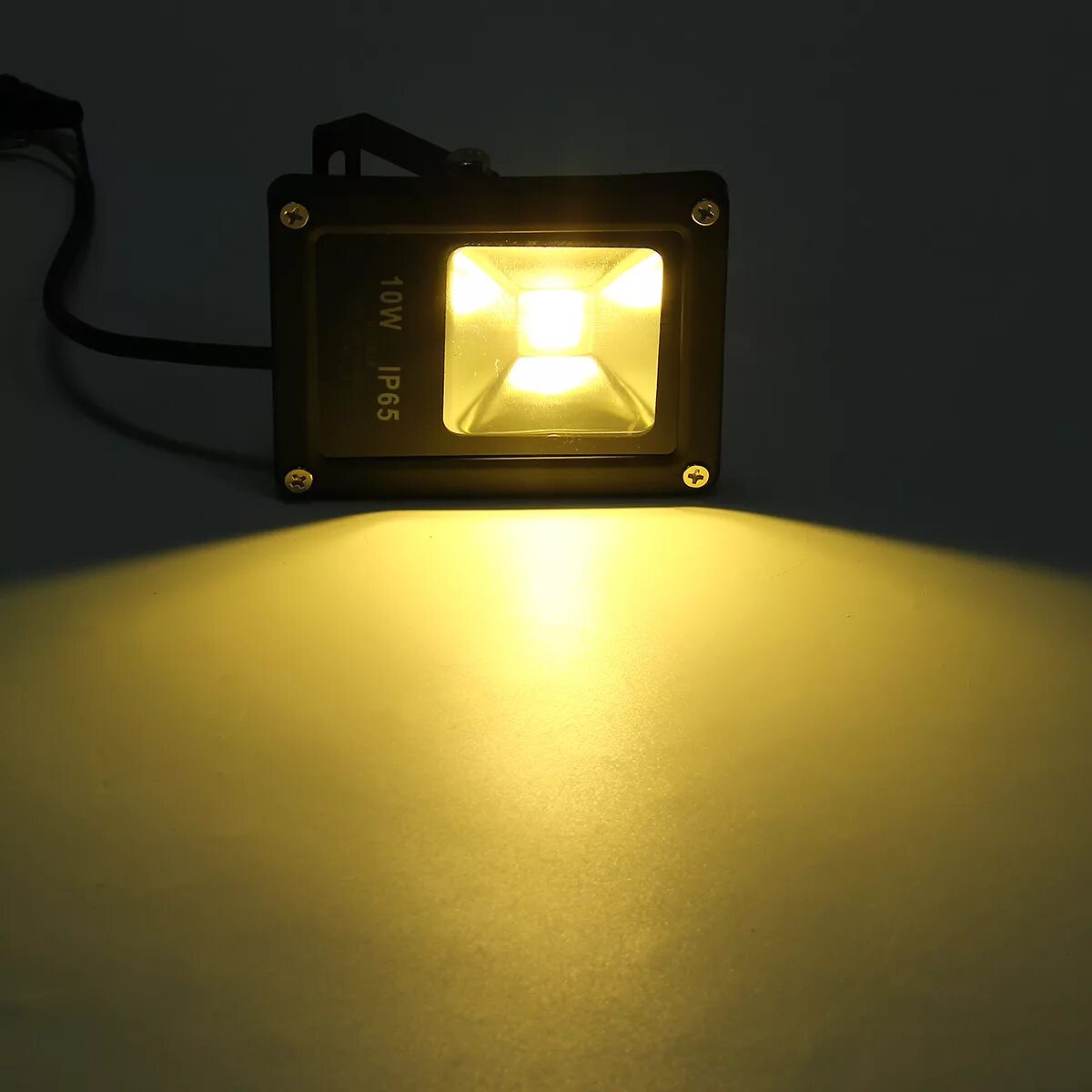 Прожектор теплый свет 220. Flood Light 10w. Прожектор желтый свет 10 w. Прожектор inspire 10w. Прожектор теплый свет