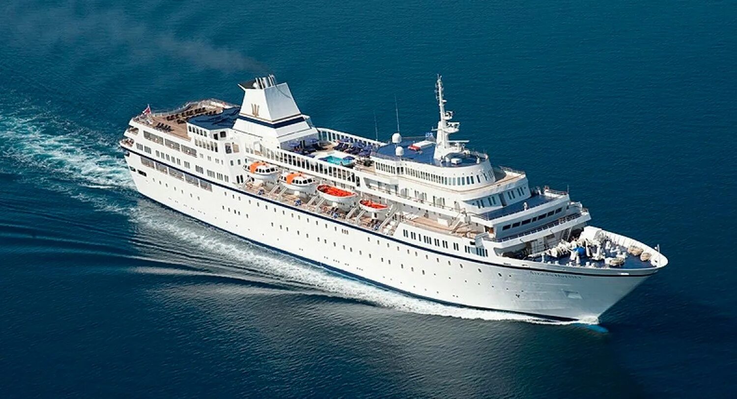 Плавающий лайнер. Корабль по морю плывет. Cruise ship – круизное судно. Корабль королева виктория парусник. Плавающий лайнер.